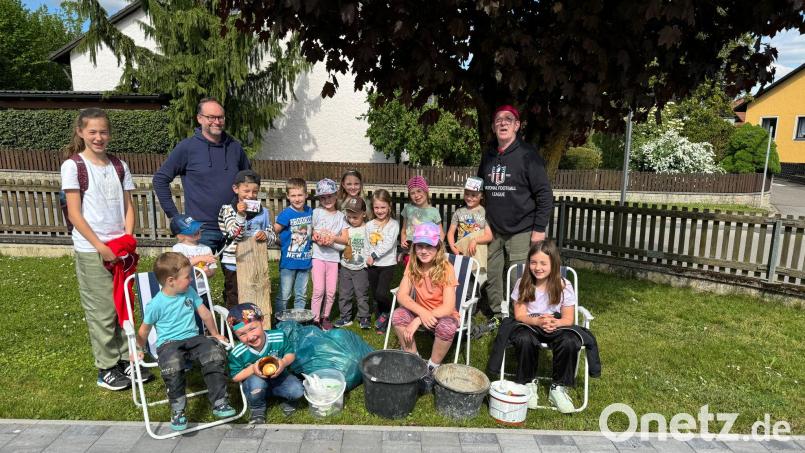 Der Nachwuchs des Gartenbau- und Ortsverschönerungsvereins Schmidmühlen sammelt fleißig Müll, hier mit Markus Hackl (link)s und Zweitem Vorsitzenden Bernhard Tischler. Bild: pop