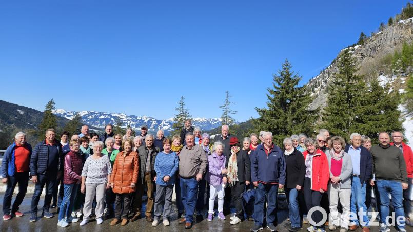 Die Reisegruppe aus Mütterverein und Kirchenchor Pullenreuth vor den Allgäuer Alpen mit Reiseleitern Anni König und Alexander Hecht (rechts) Bild: Alexander Hecht/exb
