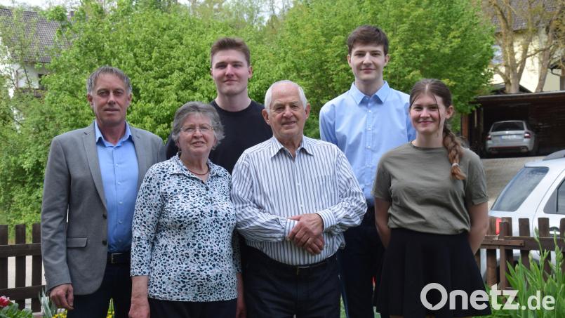 Seinen 85. Geburtstag feiert Georg Schmalzbauer (vorne Mitte). Dazu gratulieren (von links) Zweiter Bürgermeister Mathias Huger, seine Frau Maria sowie die Enkel Sebastian, Simon und Anna. Bild: bö