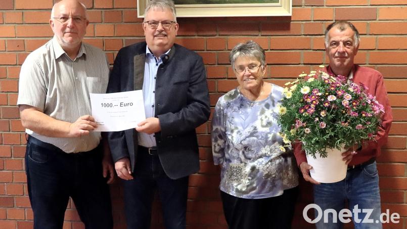 Freuen sich über die Spende: Martin Füßl, Josef Weidensteiner, Anni Schiesl und Wolfgang Bäumler (von links). Bild: Thomas Krieger/exb