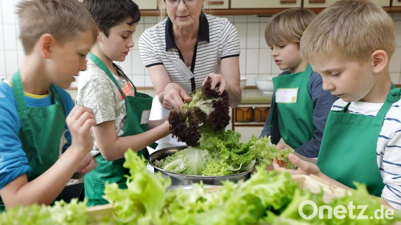 Ein Erlebnis: Grundschüler befassen sich mit gesundem Essen. Bild: Wolfgang Steinbacher