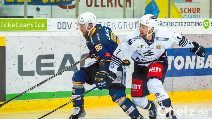 Sind ab der kommenden Saison Teamkollegen bei den Blue Devils Weiden: Dominik Bohac (links) und Luca Gläser im Zweikampf bei einem Vorbereitungsspiel in der vergangenen Saison. Archivbild: Christian Kaminsky