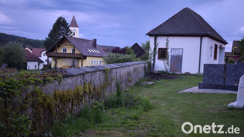 Die schadhafte Friedhofsmauer in Altendorf wird abgebrochen und durch eine Fertigteil-Winkelstützmauer mit Doppelstabmattenzaun ersetzt. Bild: bnr