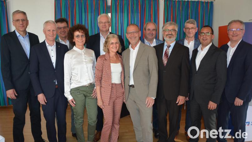 Vorstandssprecher Bernhard Wolf (von links), Robert Stahl, Stellvertretender Aufsichtsratsvorsitzender Joachim Müllner, Tanja Stahl, Vorstandsmitglied Rainer Lukas, Lisa und Thomas Wirth, Aufsichtsratsvorsitzender Josef Schwägerl, Regionalbetreuer Franz Penker (Genossenschaftsverband Bayern), Stellvertretender Aufsichtsratsvorsitzender Winfried Hecht, Stellvertretender Vorstandssprecher Thomas Ludwig und Generalbevollmächtigter Werner Bäumler. Bild: jr