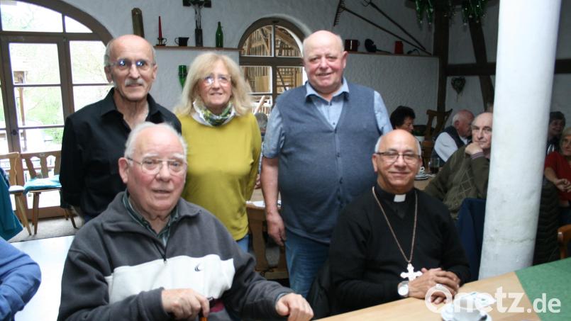 Zu Gast bei der Mutter- und Vatertagsfeier waren auch Siegfried Wölfel (von hinten links), Naturfotograf Siegfried Steinkohl, Zweite Vorsitzende Zita Schuster, Vorsitzender Erwin Bächer und der aus Indien stammende Bischof em. Bosco Puthur. Bild: roh/exb