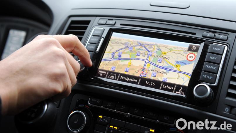 Ein nicht richtig eingestelltes Navi führte einen Hamburger Autofahrer bis zum Gipfel des Ochsenkopfes. Symbolbild: Tobias Hase/dpa