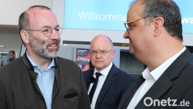 Der Kreisvorsitzende der Mittelstandsunion, Christian Paulus (rechts) heißt den EVP-Chef Manfred Weber (links) zum Gedankenaustausch willkommen. In der Mitte MU-Landesvorsitzender Sebastian Brehm. Bild: Hirsch