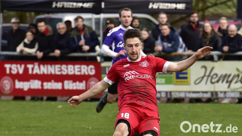 Spielertrainer André Klahn warnt seine Tännesberger vor Schmidgaden. Bild: ham