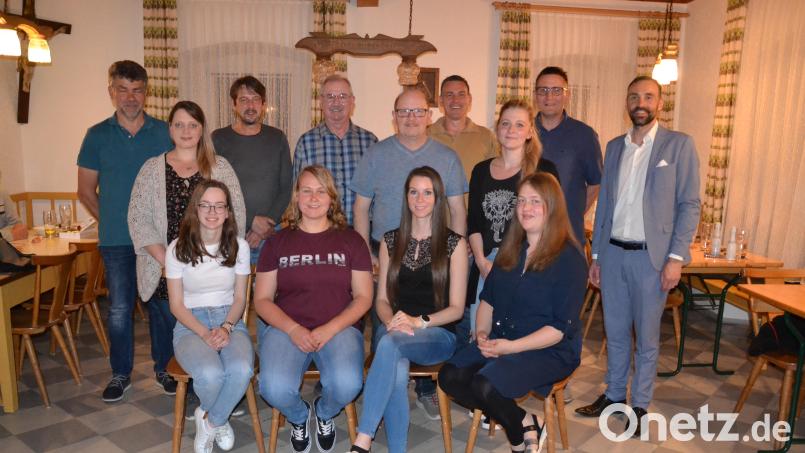 Sportkegelclub Tröbes wird in den nächsten drei Jahre von Franz Feneis (hinten, Dritter von links) und Adolf Hammerl (hinten, Zweiter von links) geführt. Dazu gratulierten die Bürgermeister Armin Bulenda (rechts) und Bernhard Rom (links). Bild: Peter Garreiss
