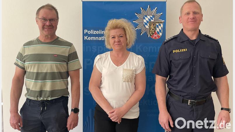 Von links: Ermittler Hubert Scherm und Dienststellenleiter Kai Hoffmann von der Polizeiinspektion Kemnath danken Christine Meyer für ihr aufmerksames Handeln. Bild: Polizei Kemnath/exb