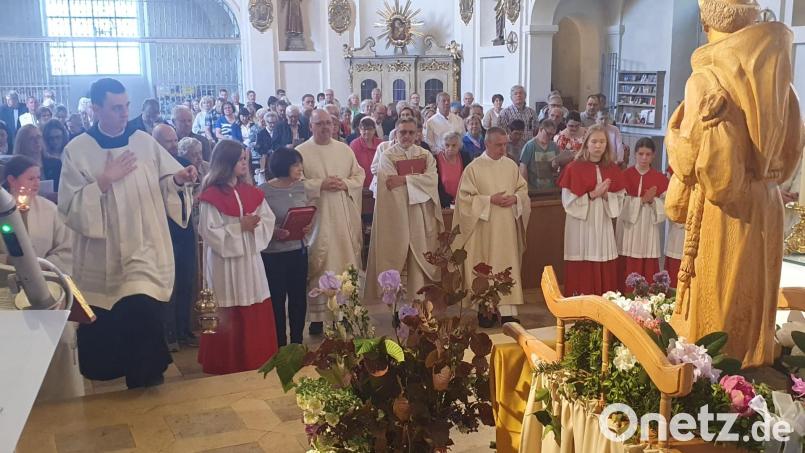 Feierlicher Einzug in die geschmückte Felixkirche mit Geistlichkeit und Ministranten. Bild: mas