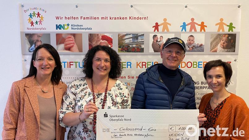 Toni Schatzberger (Zweiter von rechts), Präsident des Rotary Club Stiftland, übergab eine Spende über 1.000 Euro an den Bunten Kreis. Grit Mediger, Marina Luttels und Anja Schricker (von links nach rechts) bedankten sich für die Unterstützung. Bild: Michael Reindl/Kliniken Nordoberpfalz/exb