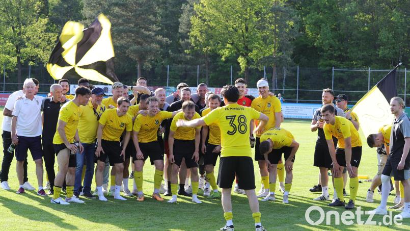 Erst am vergangenen Samstag bejubelte der FC Amberg die Bezirksliga-Meisterschaft sowie den Aufstieg in die Landesliga. Archivbild: war