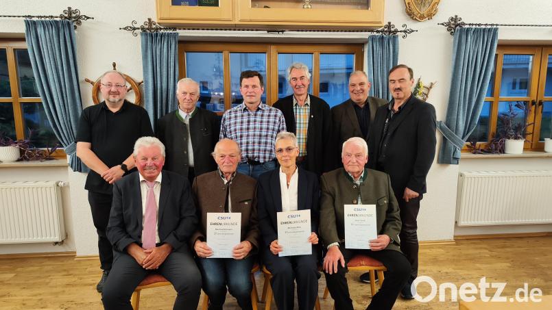 Die CSU Weiden-Ost mit Vorsitzenden Hans Forster (sitzend, links) ehrt langjährige Mitglieder in der Jahreshauptversammlung. Bild: CSU Ortsverband Weiden-Ost/Forster/exb