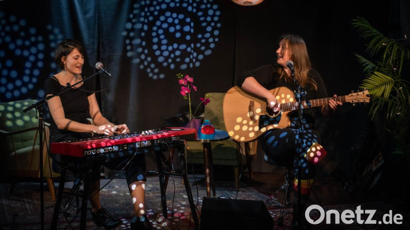 2 Stimmen, 3 Zungen, 6 Saiten, 88 Tasten: das Power-Duo Fischer und Rabe. Bild: Arne Marenda/exb