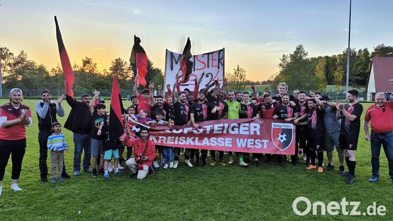 Die SpVgg Trabitz ist Meister der A-Klasse West. In der kommenden Saison mischt die Mannschaft von der Trainer Thomas Baier in der Kreisklasse mit. Bild: Jürgen Masching