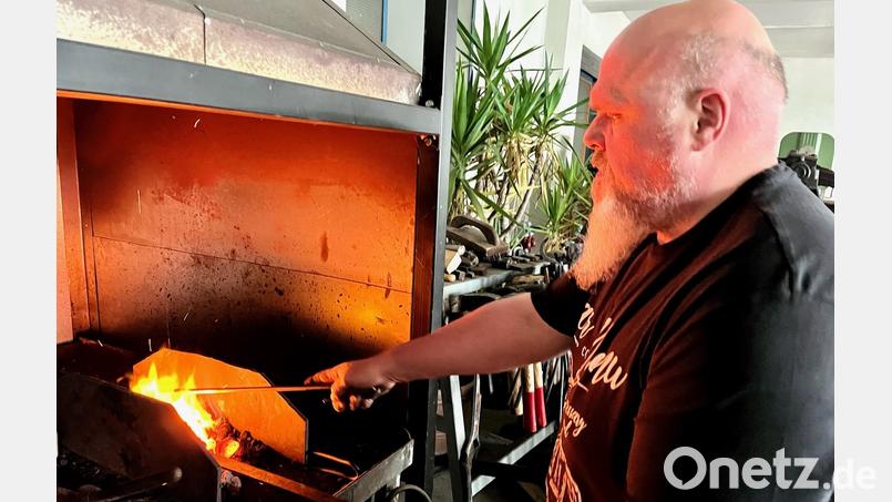 Am Anfang war das Feuer: Messerschmied Ingo Müller erhitzt den Stahl zuerst in der offenen Feuerstelle mit Kohle auf 1200 Grad, bevor er daraus den Rohling für ein Messer fertigt. Bild: Gabi Schönberger