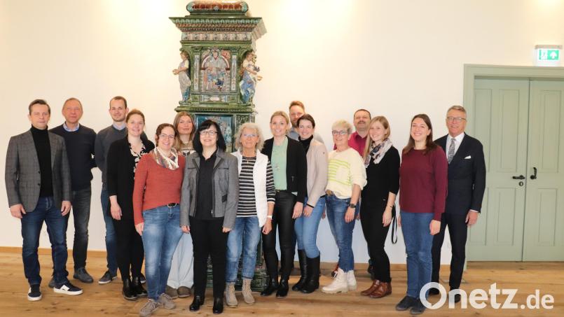 Nach 19 Jahren bei der Stadt Tirschenreuth wurde Beate Heinrich (Siebte von links) in den Ruhestand verabschiedet. Bild: Stadt Tirschenreuth/exb