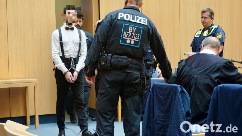 Der Angeklagte, im feinen Zwirn und mit Hand- und Fußfesseln, wird von Spezialkräften der bayerischen Polizei in den Weidener Gerichtssaal geführt. Ihm wird vorgeworfen, mit Kokain zu handeln. Bild: jut