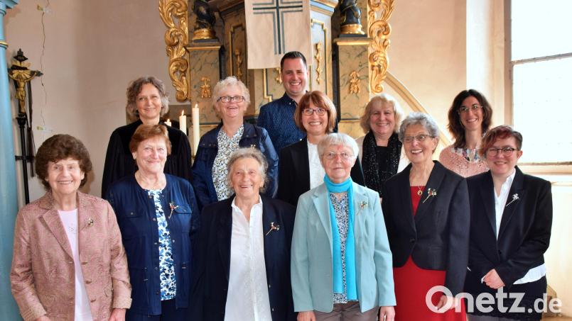 Elf Frauen und Männer feierten in Hirschbach ihre Jubelkonfirmation mit Pfarrerin Renate Schauer. Bild: hdk