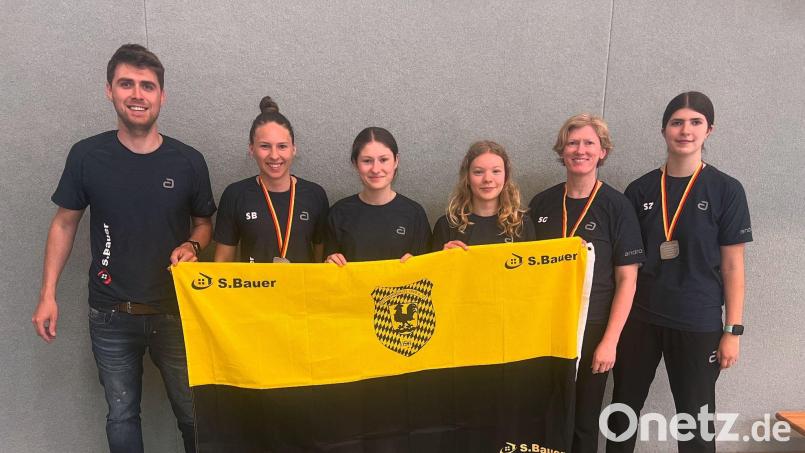 Betreuer Simon Bauer (von links) mit Sabine Bauer, Anna Pickel, Nina Aures, Sandra Grassler und Sophia Ziegler. Bild: Josef Bauer/exb