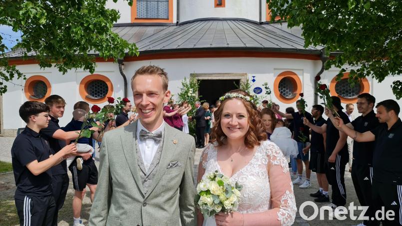 Freudestrahlend verlassen Teresa und Martin Judas die Kappl und durchschreiten das Ehrenspalier. Bild: kro