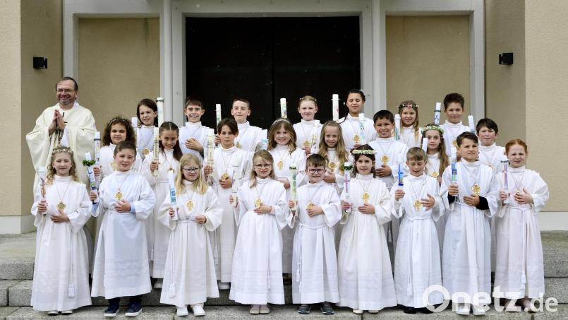 Erstkommunion in der Pfarrei Schirmitz: 18 Schirmitzer und 7 Bechtsriether Kinder gehen zum ersten Mal an den Tisch des Herrn. Bild: Photostudio Argauer/exb