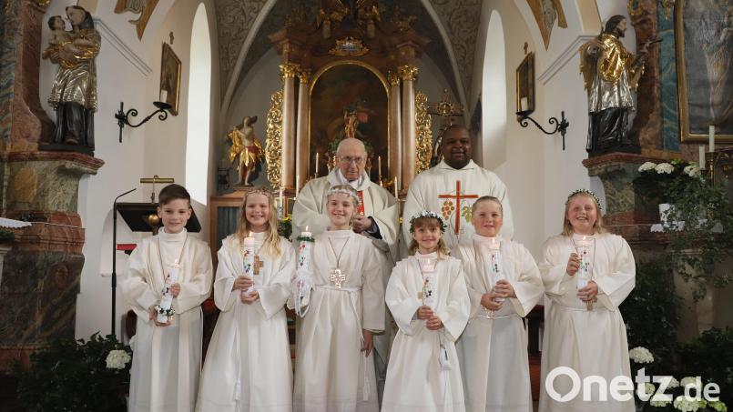 Auf dem Foto sind die Kommunionkinder mit Pfarrvikar Gerald und Pater Friedhelm Czinczoll zu sehen. Bild: Katrin Zinnecker/exb