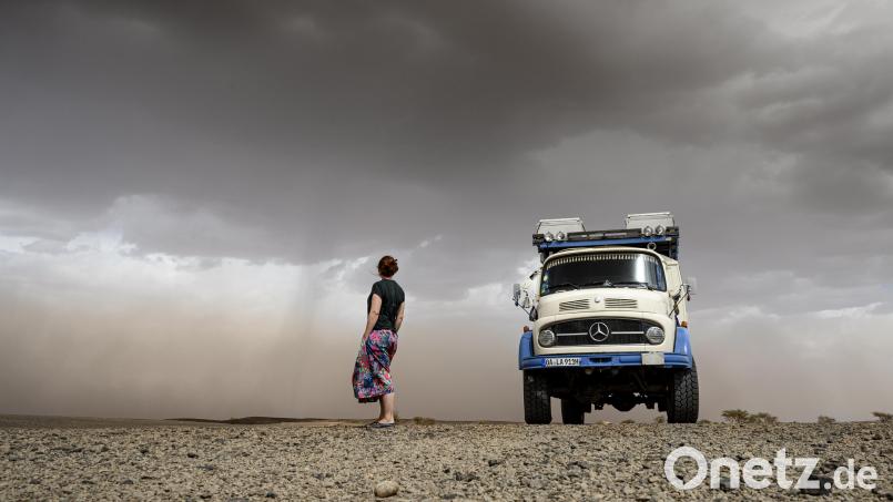 In Marokko, nahe Erg Chegaga, sind Sabine, Thomas und Lkw Paula in einen Sandsturm geraten. Bild: Sabine Hoppe / Thomas Rahn