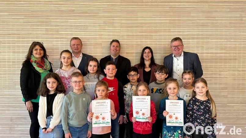 Die Klassensprecher der Klassen der Barbara-Grundschule mit den fleißigsten Läufern (vorne) und (hinten, von links) Elke Schmidt, Rektorin der Barbara-Grundschule, Martin Sachsenhauser, VR-Bank-Vorstand, Thomas Retzer, Leiter Marketing VR-Bank, Simone Reinhardt, Geschäftsführerin Zweckverband Kommunale Verkehrssicherheit Oberpfalz, Oberbürgermeister Michael Cerny. Bild: Julia Rösch/ZV KVS Oberpfalz/exb