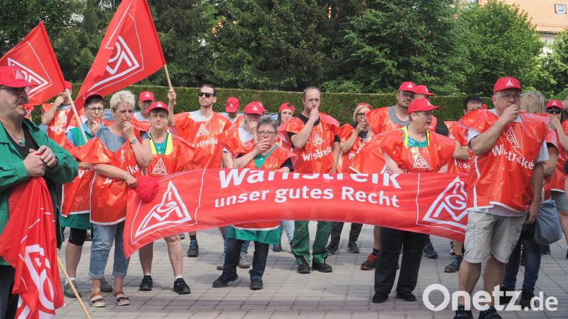 Nahezu eine ganze Schicht legte bei der Heim &amp; Haus-Kunststofffenster-Produktions-GmbH am Dienstag für eine Stunde die Arbeit nieder. Bild: kek