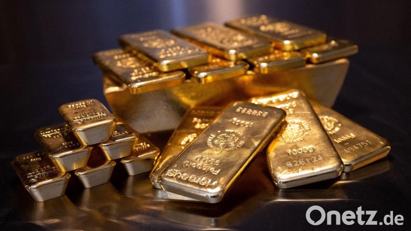 Eine Frau vergaß Gold- und Platinbarren in einer Einkaufstasche in einem Bus in München. Symbolbild: Sven Hoppe/dpa