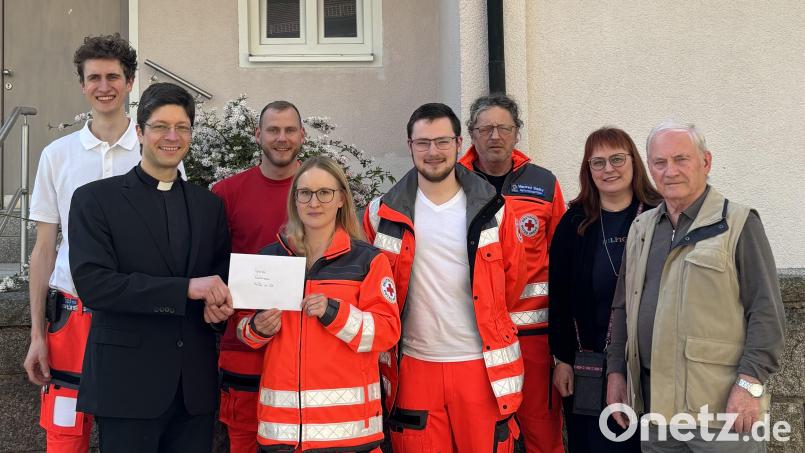 Pfarrer Georg Gierl (Zweiter von links) übergab 500 Euro im Namen des Pfarrforums Team Fastensuppe an die Helfer vor Ort. Eva Pentner (Vierte von links) freute sich mit ihren HvO-Kollegen über die Spende. Bild: cro/exb