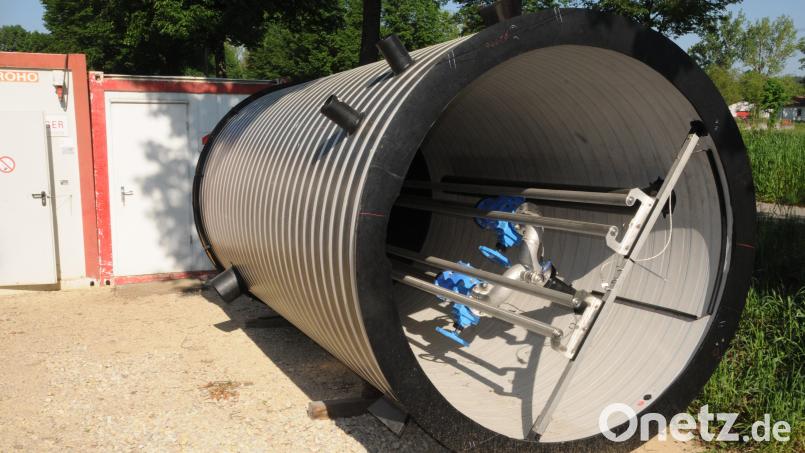 Das neue Pumpwerk liegt schon parat für den Einbau neben der Staatsstraße. Bild: ge