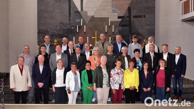 30 von insgesamt 74 Konfirmandinnen und Konfirmanden des Jahres 1974 kamen am Sonntag in die Christuskirche. Bild: Fotohaus Jäger