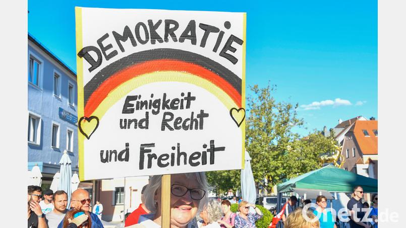 Zur Kundgebung &quot;75 Jahre Grundgesetz: Für Demokratie und Menschenrechte&quot; in Hirschau hat sich am Montag ein breites zivilgesellschaftliches und parteienübergreifendes Bündnis zusammengeschlossen, um die Errungenschaften der demokratischen Grundordnung zu feiern. Bild: Petra Hartl