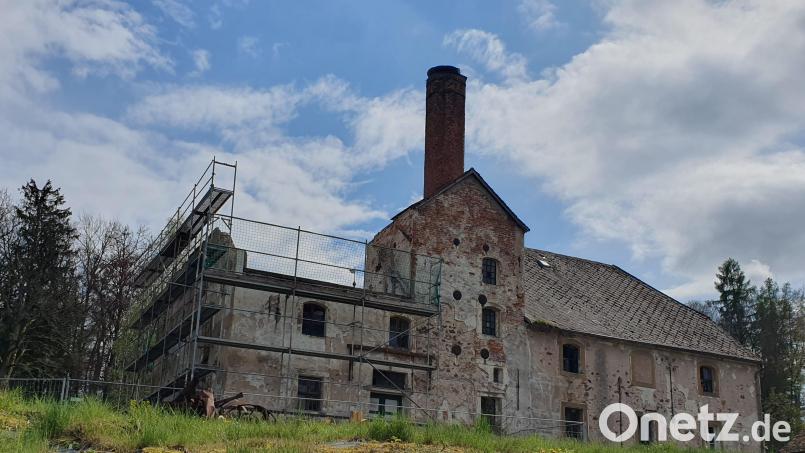 Nanu, ein Gerüst an der ehemaligen Schlossbrauerei in Röthenbach? Eher Schutz vor dem Komplettverfall als Zeichen für einen Neubeginn, heißt es auf Nachfrage. Bild: Petra Kick/exb