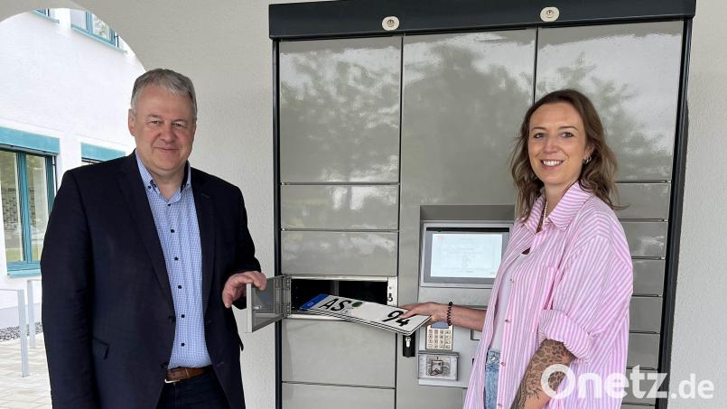 Landrat Richard Reisinger und die Leiterin der Verkehrsbehörde, Verena Hiltel, testen die neue Bring- und Abholservice-Station der Zulassungsstelle in der Beethovenstraße. Ab sofort können Landkreisbewohner den Service für ihre Fahrzeugzulassung rund um die Uhr nutzen. Bild: Christine Hollederer/exb