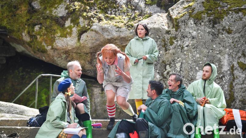 Pippi Langstrumpf und Schulunterricht? Das kann nicht funktionieren. Das muss die Lehrerin (stehend hinten, Nikola Norgauer) am eigenen Leib erfahren. Bild: Florian Miedl/fph