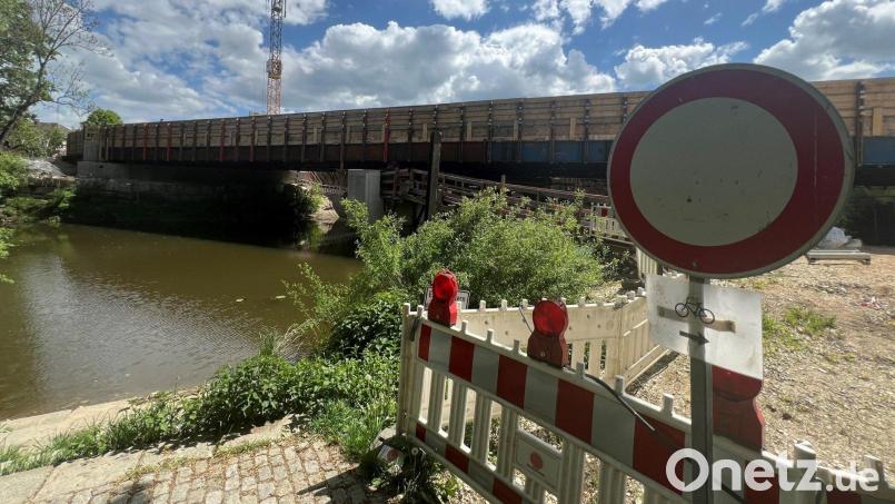 Eine Stützwand zwischen den beiden Naabbrücken in Schwarzenfeld muss erneuert werden. Dazu ist eine Vollsperrung nötig. Bild: Tietz