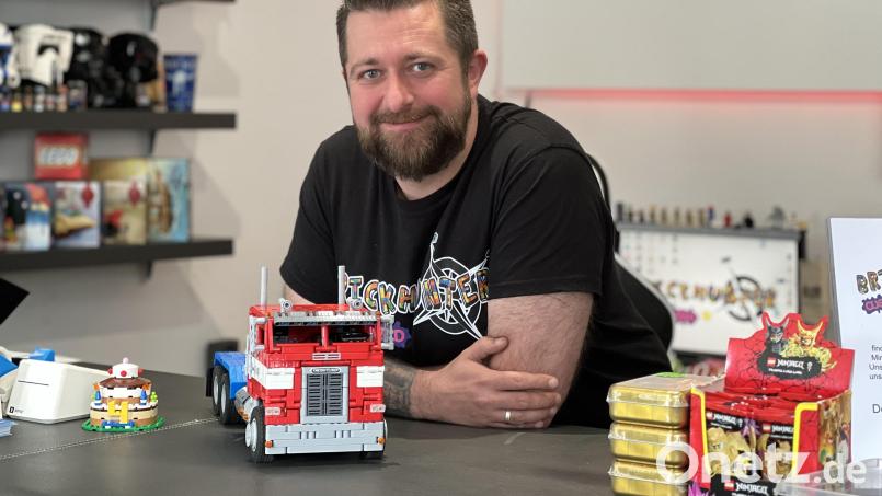 Tobias Spitzkopf lebt seinen Traum als Lego-Fan – und hat inzwischen sogar einen eigenen Lego-Laden in Neustadt/WN. Bild: Dominik Mark