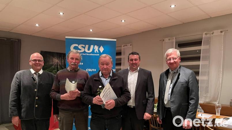 Im Bild von links Bürgermeister Klaus Meyer, Ferdinand Köstler, Ferdinand Scharnagl, Ortsvorsitzender Christian Hebert und stellvertretender Kreisvorsitzender Johannes Reger. Bild: CSU Bad Neualbenreuth/exb