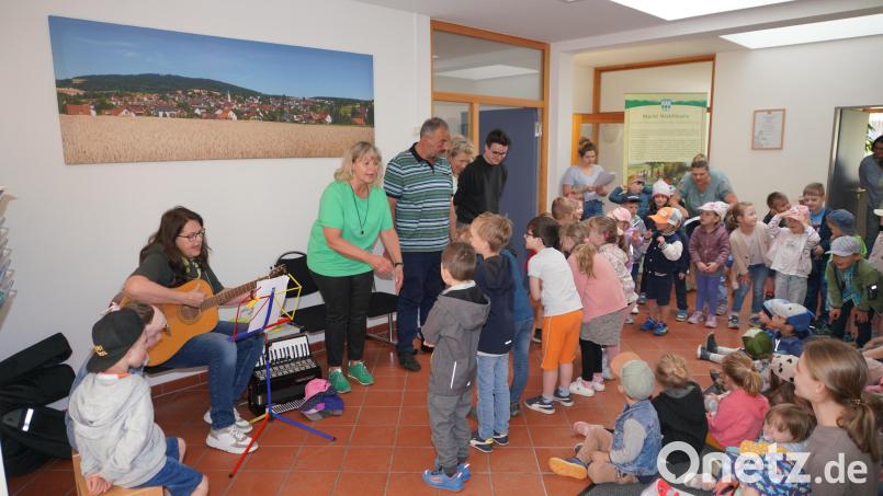 Beim &quot;Aktionstag Musik in Bayern&quot; singen die Mädchen und Buben der Kindertagesstätte St. Josef im Waldthurner Rathaus. Bild: fvo