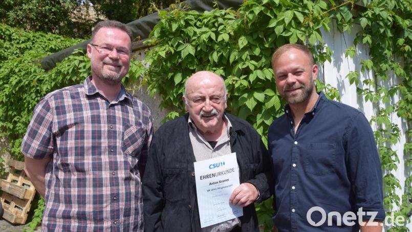 Seit 60 Jahren gehört Anton Kramer (Mitte) dem CSU-Ortsverband Hohenburg an. Dazu gratulieren Ortsvorsitzender Bastian Wittl (rechts) und Bürgermeister Florian Junkes (links). Bild: bö