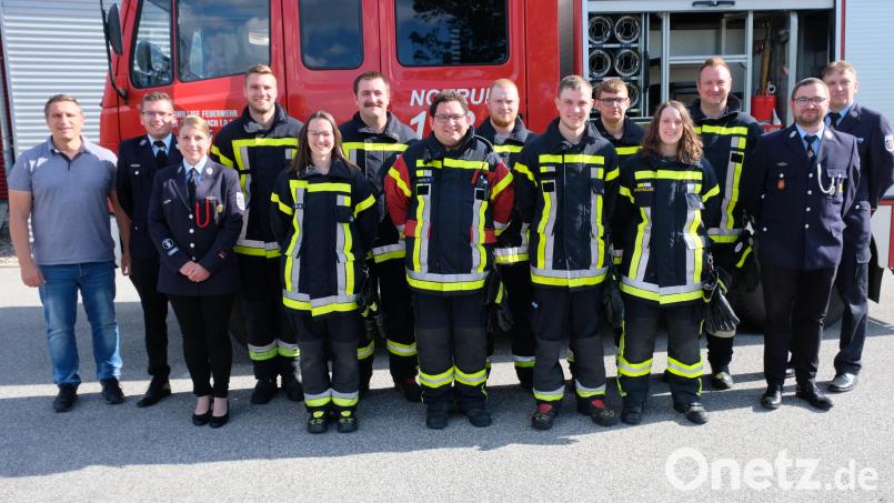 Keine Panne - alles klappte wie am Schnürchen, freuten sich Kommandant Christian Götz und mit ihm neun Brandschützer, die Schiedsrichter, die Feuerwehr-Vorsitzenden Korbinian Dunzer und Corina Danzer und Bürgermeister Marcus Gradl über den perfekten Ablauf der Leistungsprüfung. Bild: do