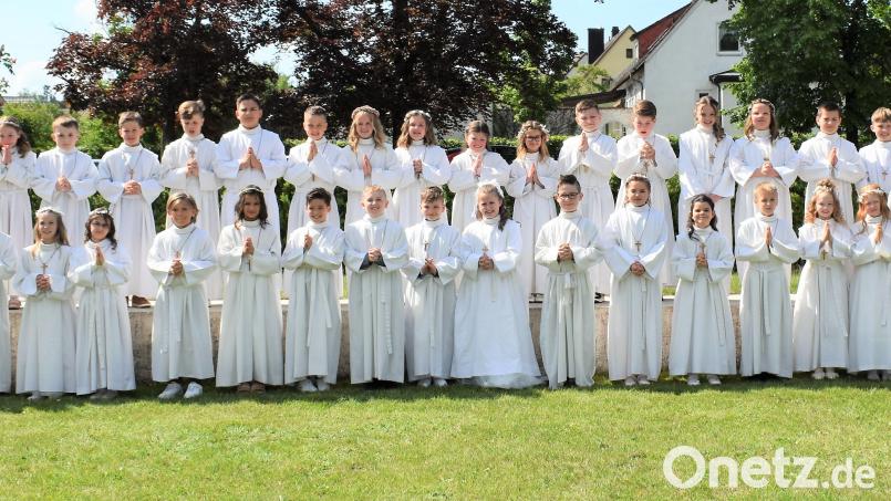 33 Kinder feiern ihre Erstkommunion mit Pfarrer Daniel Fenk (rechts), Kaplan Raveendra Reddy Ponnapati (links) und Gemeindereferentin Christine Gößl. Bild: rgr