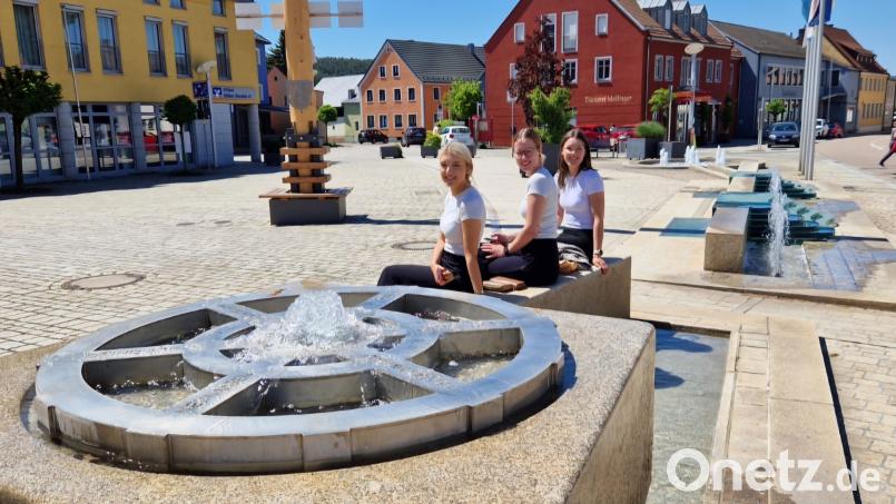 Der Marktplatz ist das Herz der modernen Marktgemeinde Wernberg-Köblitz, die vor 50 Jahren entstanden ist. Bild: Thomas Dobler