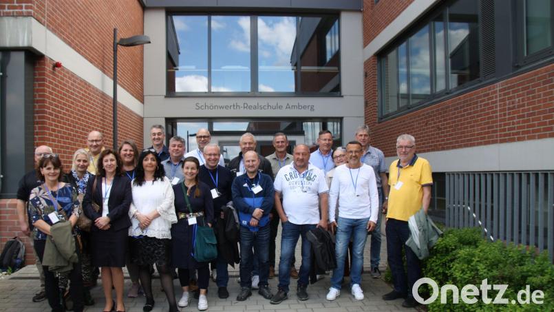 Vor 40 Jahren haben sie gemeinsam die Schulbank in der Staatlichen Realschule in Amberg gedrückt. Jetzt haben sie sich wieder getroffen. Bild: Matthias Schall/exb
