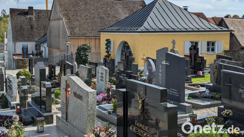 Für die hoheitlichen Aufgaben der Stadt bei Bestattungen am Friedhof Schönsee stehen künftig zwei Unternehmen zur Auswahl. Bild: wrl