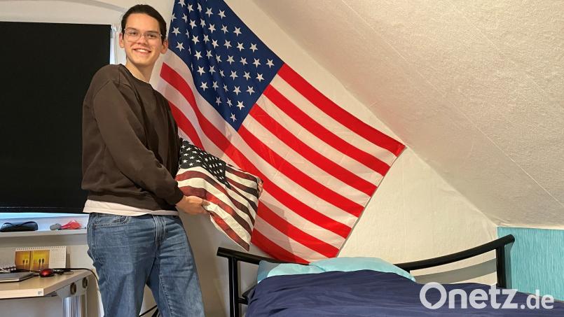 Über dem Bett von Lucas Cahow hängt eine große USA-Flagge, die seine Gastfamilie vor seiner Ankunft aufgehängt hat. Bild: Nils Ganzmann